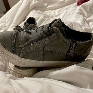 Selling shoes, brand of: blowfish Malibu kids, size: 3, color: grey!